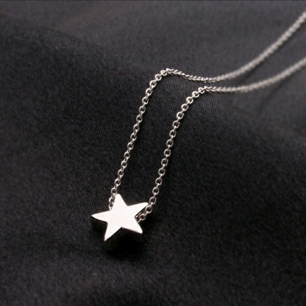 Simple silver star necklace - Picture 2 of 4